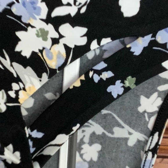 NWT floral blouse. - Picture 2 of 5